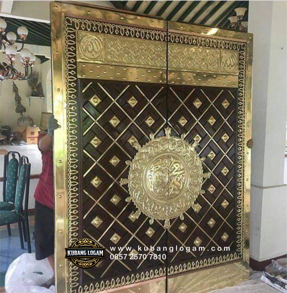 Pintu Nabawi masjid dari tembaga dan kuningan ukir Islami mewah