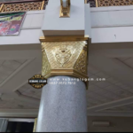 Ornamen tiang masjid dari tembaga dan kuningan ukir Islami mewah